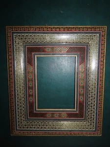 CORNICE PORTAFOTO INTARSIATA KHATAM PERSIANO 18" DA 15,5" VINTAGE LEGNO DURO MICRO MOSAICO - Foto 1 di 6