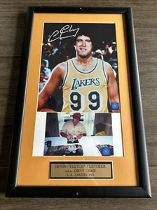 RARO! Chevy Chase Autografiado "Fletch" L.A. Lakers #99 Fotos Enmarcadas 22.75"x14" - Imagen 1 de 10