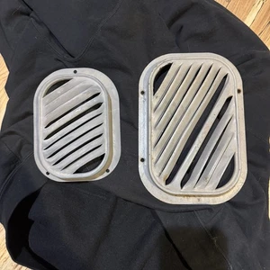 Chevrolet Truck GMC 1955-1959 Kickpanel ventilaciones de aire fresco OEM como nuevo - Imagen 1 de 2