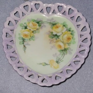 Antiguo plato de baratija pintado a mano corazón celosía rosas amarillas firmado por artista  - Imagen 1 de 8
