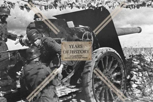 Foto Soldaten mit Pak Stellung unter Tarnnetz Gefecht im Einsatz  - Bild 1 von 1