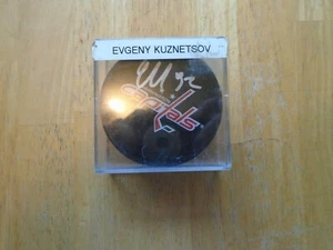 Evgeny Kuznetsov handsignierter Washington Capitals Puck - Bild 1 von 4