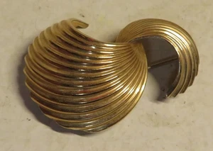 Swirl Brooch Pin Gold Tone Modern Artistic Signed Unknown Letters 1-5/8" Wide GU - Picture 1 of 11