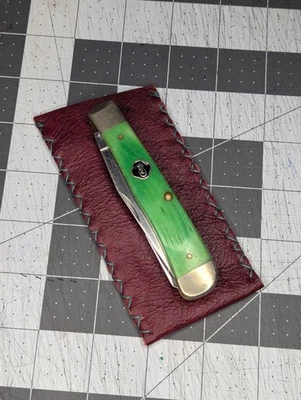 Cuchillo de cuero rojo deslizable con costuras verdes (cuchillo no incluido) Foto 1 de 3