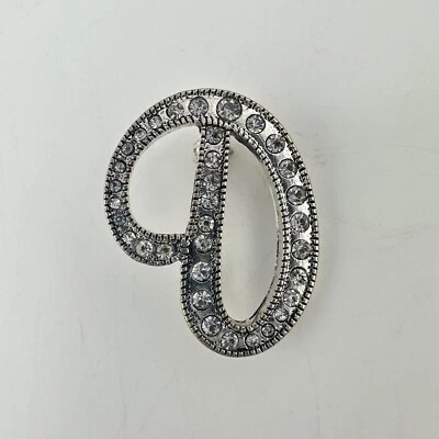 1.25英寸银色米纹细节白色水晶诅咒初始“D”胸针 — 第 1/2 张图片