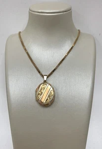9ct Gold Oval Locket & Box Chain: Hallmarked, Decorative Tri-Tone Design, 7.35gm - Picture 1 of 11