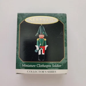 1999 Wäscheklammer Soldat #5 französischer Offizier Punze Miniatur Ornament - Bild 1 von 4
