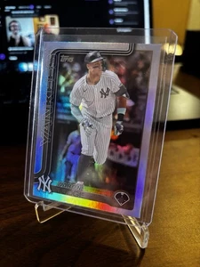 2025 Topps Series 1 - Aaron Judge #300 Rainbow Foilboard - Picture 1 of 2