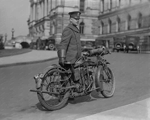 Polizist mit Motorrad von 1924 8x10 Nachdruck des alten Fotos - Bild 1 von 1