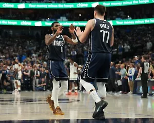 Luka Doncic & Kyrie Irving feiern Dallas Mavericks 8x10 NBA Basketball Foto - Bild 1 von 1