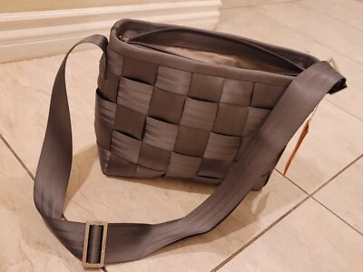 ¡NUEVO! Cinturón de seguridad Harveys Messenger Storm para mujer - 11,5" (L) X 9,5" (H) x 4" (W) Foto 1 de 4