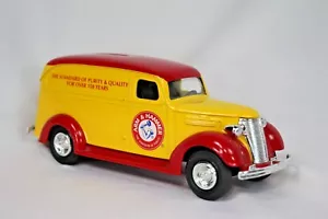 Réplica de camión Chevy 1938 panel ERTL 1938 brazo de banco fundido a presión y martillazo rojo y amarillo - Imagen 1 de 4