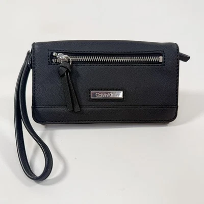 Muñequera de cuero Saffiano negra Calvin Klein correa cremallera bolsillo frontal Foto 1 de 4