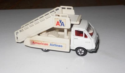 Tomica TOMY Toyota HiAce escaleras American Airlines blanco Japón 1:68 Foto 1 de 4