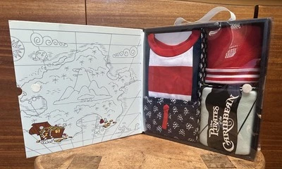¡NUEVO! 🏴‍☠️ Juego de regalo para bebé recién nacido Layette de Piratas del Caribe de los Parques Disney Foto 1 de 3