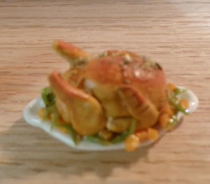 Casa de Muñecas Pavo Miniatura en Plato con Verduras - Hecho a Mano - Imagen 1 de 2