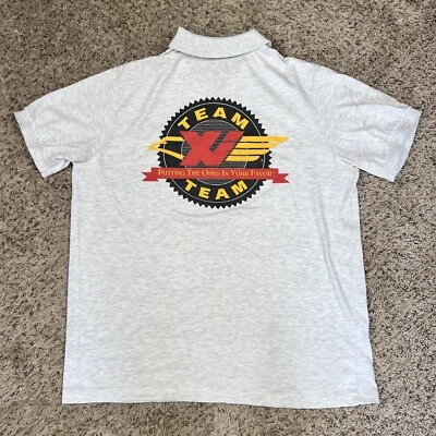 Camisa polo masculina cinza gráfica dupla face grande vintage anos 90 feita nos EUA 50/50 - Imagem 1 de 4