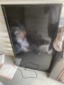 RCA TV flat Screen Black Comes With Remote - Picture 1 of 6