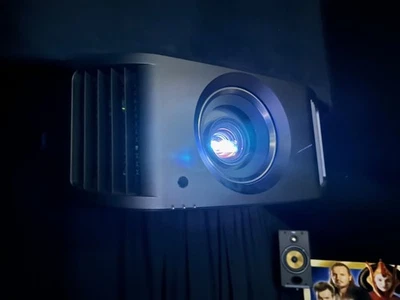 JVC DLA N5 4K 4096x20160 D-ILA-Beamer  Schwarz - Bild 1 von 4