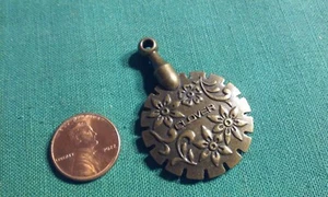 Vintage Bronze Clover Thread Cutter Pendant 1-1/4"x1-3/4" Quilting Sewing Japan - Picture 1 of 3