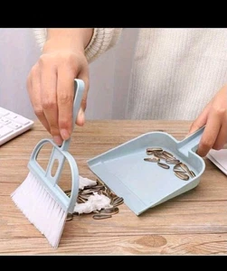 Mini escoba de escritorio 12x18,5 cm, pequeña barredora de polvo, herramienta de limpieza compacta - Imagen 1 de 6