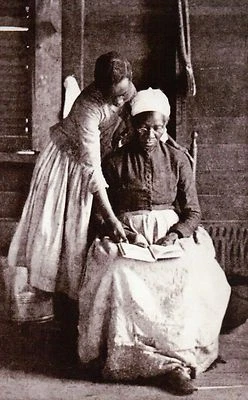 Esclava liberada aprendiendo a leer, mujer negra afroamericana -- postal de la Guerra Civil Foto 1 de 2