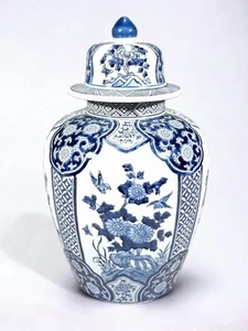Jarrón de porcelana AAI 17", diseño floral, azul y blanco - Imagen 1 de 1