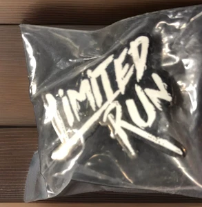 Prendedor Limited Run Games Esmalte Blanco Exclusivo Promo Videojuego Coleccionable - Imagen 1 de 2