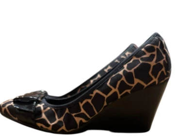 Zapatos de tacón de cuña Bandalino para mujer con estampado animal talla 9,5 M hebilla superior Foto 1 de 4