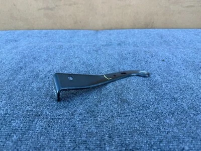 SOPORTE MONTAJE GUARDABARROS DELANTERO IZQUIERDO FORD MUSTANG GT 2015-2023 OEM Foto 1 de 4