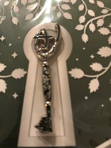 Disney Store Exclusive Opening Ceremony Green Key Pin 2020 - Picture 1 of 7