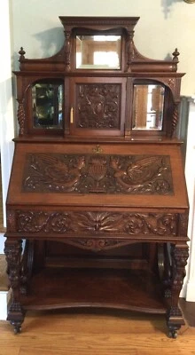 Escritorio delantero R. J. Horner tallado caoba con alas grifo caída Foto 1 de 4