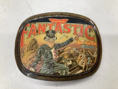 Hebilla de cinturón de metal vintage años 70. Rock “Elton John And The Brown Dirt Cowboys” Foto 1 de 4