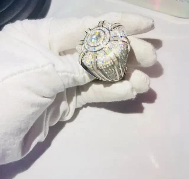 Anillo meñique real de moissanita de corte redondo de 3 quilates chapado en oro blanco de 14 k para hombre Foto 1 de 4