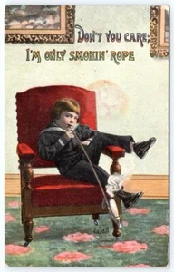 1913 DON'T YOU CARE I'M ONLY SMOKIN' ROPE*LITTLE BOY SMOKING PIPA POSTAL - Imagen 1 de 2