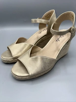 LifeStride 女式苔丝楔形凉鞋金色 9 W 码 — 第 1/4 张图片