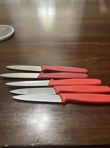 Juego de 5 cuchillos de pelar Victorinox Swiss Classic con borde recto mango rojo 3,25" - Imagen 1 de 4