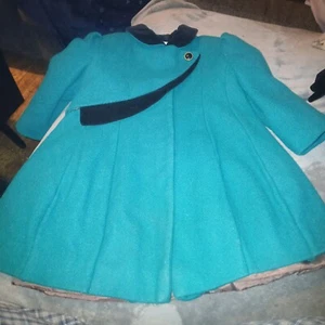 Schöner Mädchen Rothschild Kleid Mantel grün mit schwarzem Samtbesatz Taschen S 4 - Bild 1 von 20