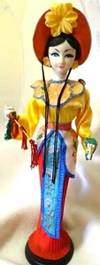MUÑECA CHINA DE PAPEL MACHÉ DE COLECCIÓN 15" DISFRAZ - SOPORTE DE PLÁSTICO - ORIENTAL - Imagen 1 de 9