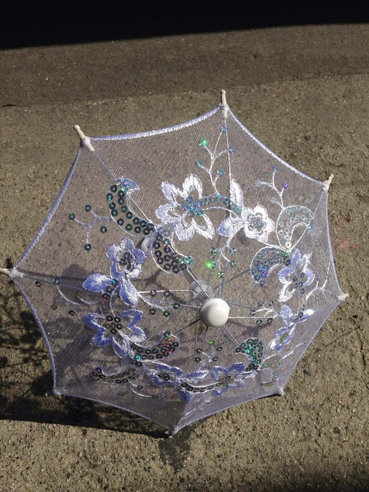 Sombrilla pequeña bordada de encaje para decoración de bodas fiestas / 8'* (EE. UU.) Foto 1 de 2
