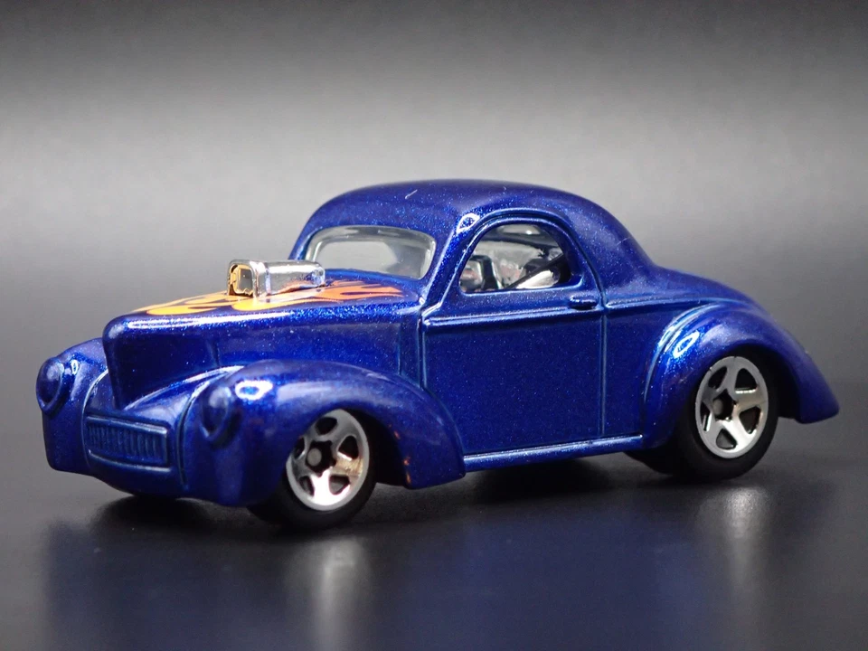1941 41 Willys Coupé Blu Raro 1:64 Scala da Collezione Diorama Modellino Auto - Immagine 1 di 4