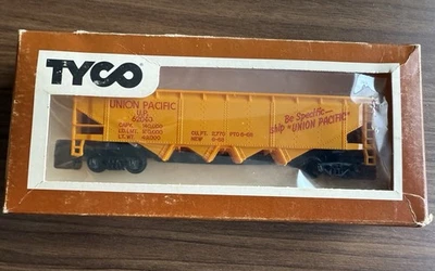 TYCO: UNION PACIFIC UP #62040 4-bay HOPPER CAR - YELLOW-  HO SCALE VINTAGE - Image 1 of 4