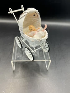 Passeggino bambino bianco casa delle bambole in miniatura con bambola bambino - Foto 1 di 8