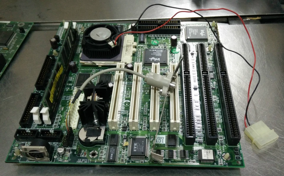 Placa-mãe MITAC PH5400VR-256K AT 3x ISA / 4x PCI com CPU SU073 e 32 MB de memória - Imagem 1 de 1