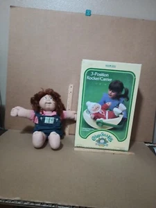 Kohlaufnäher Kinderpuppe rotes Haar braune Augen & 3 Positionen Wippe Trägerbox 1982 - Bild 1 von 24