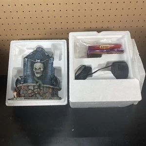 Lemax Spooky Town HAUNTED FOUNTAIN (SKULL HEAD) 2002 RETIRED RARE - Picture 1 of 7