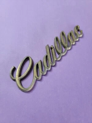 Bin44 Cadillac 1979-1991 Script emblema insignia nombre dorado Eldorado sedán Deville Foto 1 de 3
