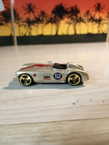 Hot Wheels Cunningham C4R 1:64 Gold Red Stripe - Picture 1 of 24