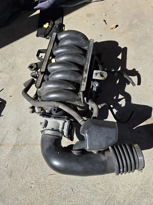 04-06 Nissan Titan coletor de admissão, completo com injetores e corpo do acelerador 05 - Imagem 1 de 4