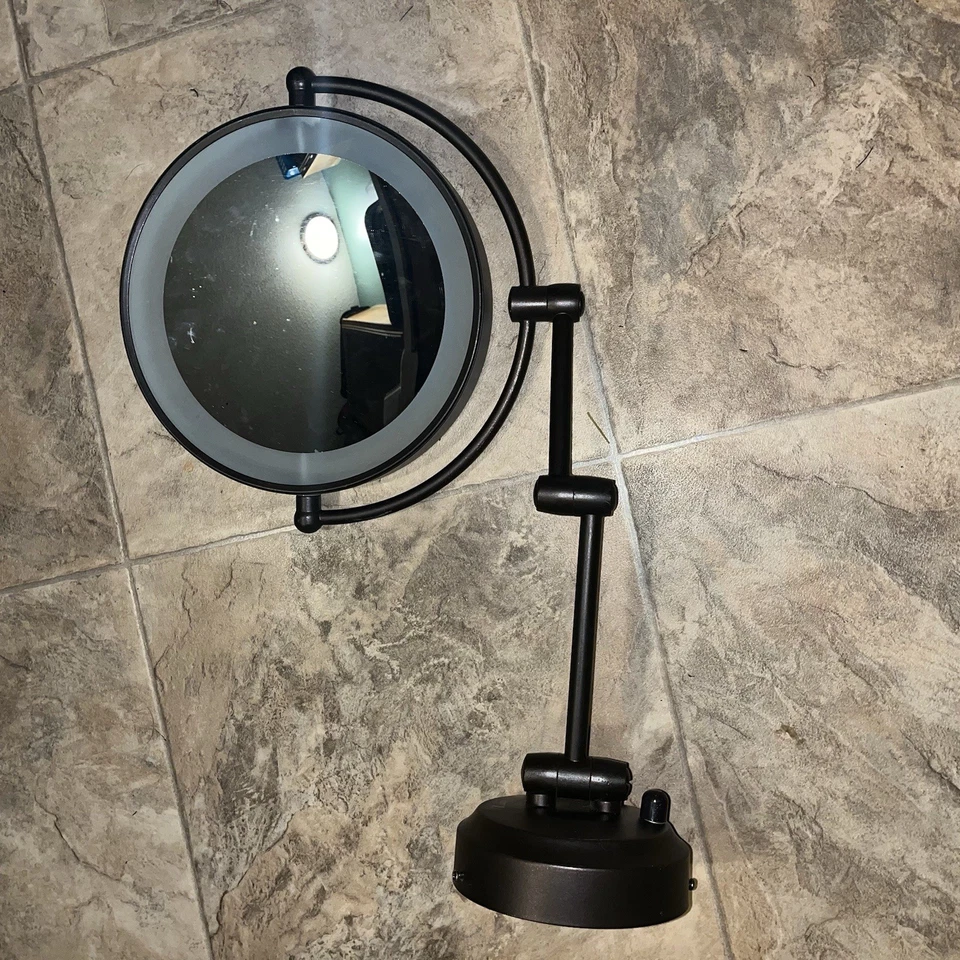 Espejo de maquillaje montado en la pared Zadro con aumento de 1X o 10X y brazo extensible Foto 1 de 4